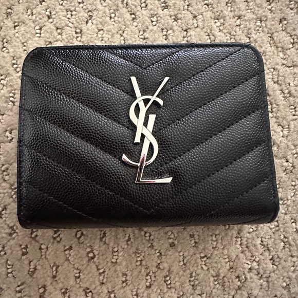 CASSANDRE MATELASSÉ COMPACT ZIP AROUND WALLET IN GRAIN DE POUDRE LEATHER - Picture 1 of 14